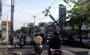 Tiang Listrik di Jl Yos Sudarso Dawung Solo Ambruk Diduga akibat Tertabrak Truk