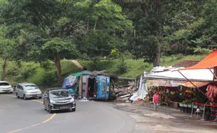 Tak Kuat Nanjak, Truk di Jambu Semarang Nggelondor, Terguling, dan Timpa Warung