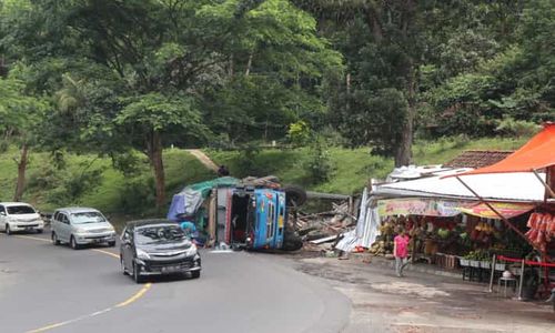 Tak Kuat Nanjak, Truk di Jambu Semarang Nggelondor, Terguling, dan Timpa Warung