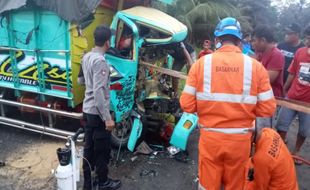 Dramatis! Evakuasi Sopir yang Terjepit di Kabin Truk Ringsek Butuh Waktu 1 Jam