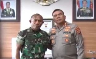 Dua Polisi Papua Barat Ditahan karena Jilati Kue Ultah TNI, Kapolda Minta Maaf