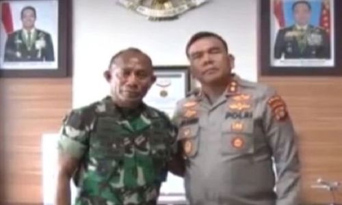 Dua Polisi Papua Barat Ditahan karena Jilati Kue Ultah TNI, Kapolda Minta Maaf