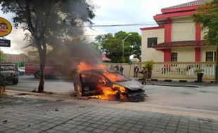 Mendadak Keluar Asap, Satu Unit Mobil Ludes Terbakar Saat Melaju di Klaten