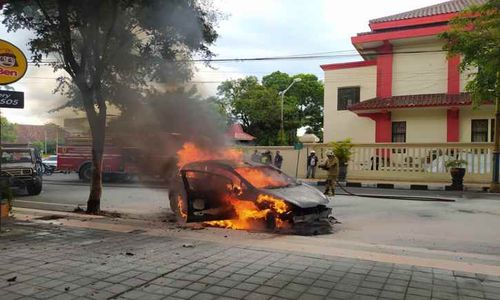 Mendadak Keluar Asap, Satu Unit Mobil Ludes Terbakar Saat Melaju di Klaten