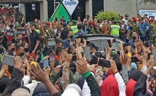 Jokowi Bagi Kaus, Ganjar Jalan Kaki, & Anies Baswedan dalam Pembukaan Muktamar