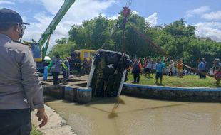 Pakai Google Maps, Mobil Ayla Nyungsep di Saluran Irigasi Mojolaban Sukoharjo