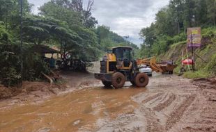 JLK Wonogiri Masih Ditutup, Pembersihan Material Longsor Gunakan Alat Berat