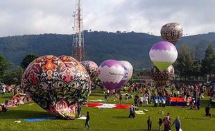 Keren! Belasan Balon Udara Raksasa Hiasi Langit di Kemuning Karanganyar