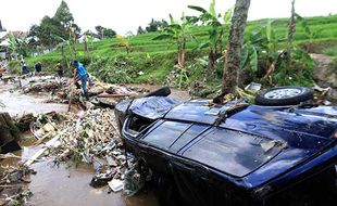 61 Rumah Rusak Berat dan 3 Mobil Hanyut Akibat Banjir di Banyuwangi