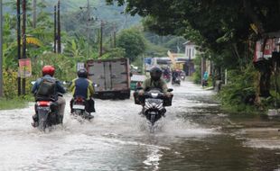 Klaten Bagian Selatan Kebanjiran, Bupati Ajak Warga Stop Buang Sampah di Sungai