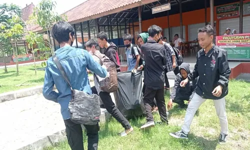 Peduli Lingkungan, Siswa SKB Cawas Kerja Bakti di Taman Nyi Ageng Rakit Klaten