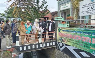 Dukung Program Kantin Cumi, Pengantin di Karanganom Klaten Tebar Ikan di Sungai