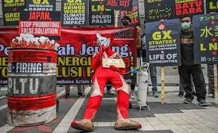 Aktivis Walhi Demo Bareng Ultraman di Depan Kedubes Jepang, Tolak Strategi GX