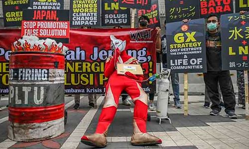 Aktivis Walhi Demo Bareng Ultraman di Depan Kedubes Jepang, Tolak Strategi GX