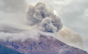 Gunung Kerinci Kembali Erupsi, Keluarkan Material Vulkanik Setinggi 300 Meter