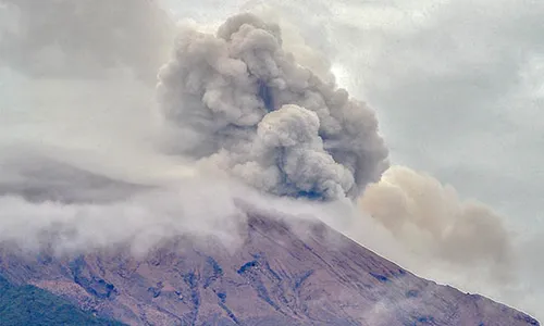 Gunung Kerinci Kembali Erupsi, Keluarkan Material Vulkanik Setinggi 300 Meter