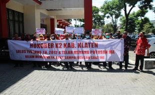 Tuntut Diangkat PNS, Puluhan Honorer K2 Lulus Tes 2013 Geruduk Pemkab Klaten