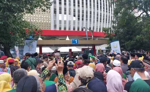 Tiba di Stadion Manahan, Presiden Jokowi Disambut Riuh Warga Muhammadiyah