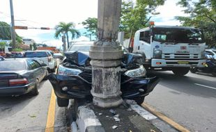 Sopir Kurang Konsentrasi, Mobil Tabrak Lampu di Median Jalan Depan Panti Waluyo