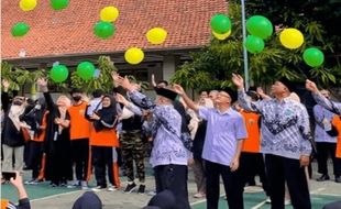 Meriahkan Hari Guru Nasional, SMP Batik Surakarta Lepas 36 Balon Harapan