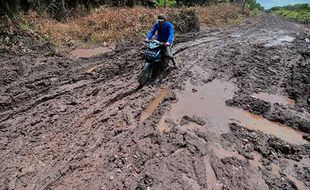 Dipicu Curah Hujan Tinggi, Ini Potret Jalan Rusak & Berlumpur di Jambi