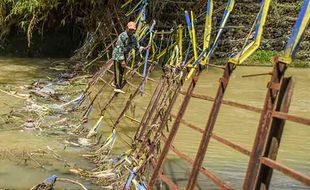 Jembatan Gantung di Ciamis Rusak Diterjang Banjir, Ratusan Warga Terisolir