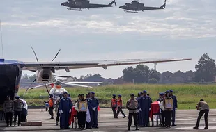 Kapolri Pimpin Upacara Penyerahan 2 Jenazah Kru Heli yang Jatuh di Babel