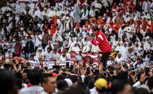 Momen Presiden Jokowi Bertemu Puluhan Ribu Sukarelawan di Stadion GBK Jakarta