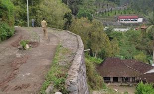 Jalan Menuju Goa Resi Wonogiri Retak Sepanjang 20 Meter, Mobil Dilarang Lewat