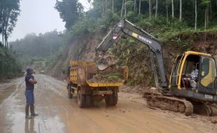 Berpotensi Terjadi Longsor Susulan, Jalan Lingkar Kota Wonogiri Masih Ditutup