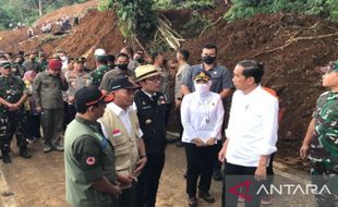 Presiden Jokowi Instruksikan Dahulukan Evakuasi Korban Gempa Cianjur