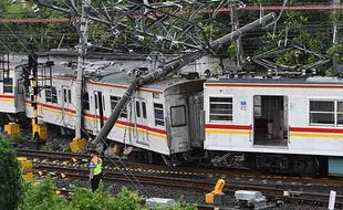 KRL Anjlok di Kampung Bandan Jakarta, Tiga Gerbong & 1 Tiang Listrik Terdampak