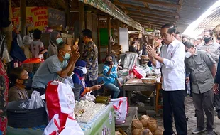 Jokowi Sapa Pedagang dan Bagikan Sembako di Pasar Malangjiwan Karanganyar