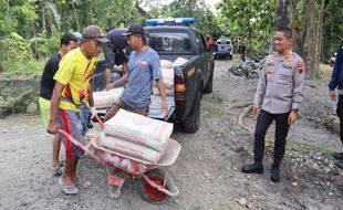 Polres Klaten Serahkan Bantuan 40 Sak Semen ke Masjid Miftahul Jannah Jimbung