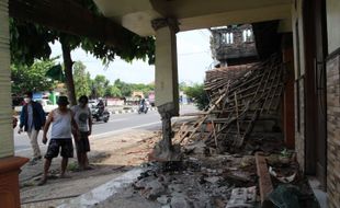 Truk Dump Seruduk Rumah di Tepi Jalan Solo-Jogja, Kaki dan Dahi Sopir Terluka