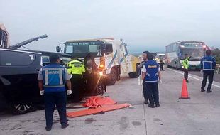 Foto Laka Maut Alpard Seruduk Truk Trailer di Tol Boyolali, 3 Orang Meninggal