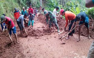 Tanah Longsor Landa Brenggolo Wonogiri, 1 Rumah Rusak dan Tutup Jalan Provinsi