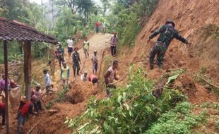 Kompak! TNI dan Warga Bersih-Bersih Material Longsor di Ronggojati Wonogiri