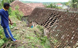 Dikira Petir, Ternyata Longsoran Batu Kapur Timpa Rumah Warga Krakitan Klaten