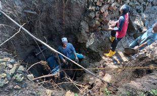 Cegah Banjir, Warga-Sukarelawan Bersihkan Mulut Luweng di Paranggupito Wonogiri