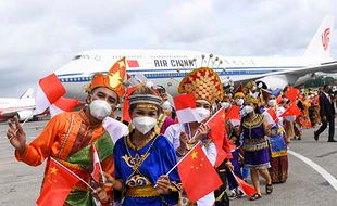 Kenakan Baju Adat, Mahasiswa Unud Sambut Kedatangan Presiden China di Bali