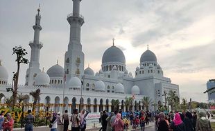 Jelang Diresmikan, Masjid Raya Sheikh Zayed Solo Mulai Ramai Dikunjungi Warga