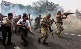 Peringati Hari Pahlawan, Teatrikal Perang Meriahkan Parade Surabaya Juang