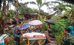 Pemakaman Jenazah Korban Tertimbun Bangunan Dampak Gempa di Cugenang Cianjur