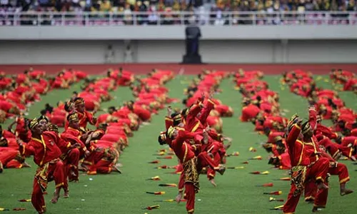 Potret Atraksi Seni Meriahkan Pembukaan Muktamar Muhammadiyah di Manahan Solo