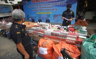 Bea Cuka Surakarta Musnahkan Jutaan Batang Rokok & Ratusan Botol Miras Ilegal