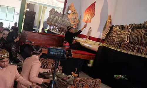 Peringati Hari Wayang Sedunia, 22 Siswa SMKN 8 Solo Pentaskan Wayang Kulit