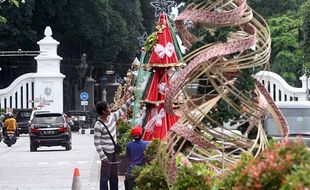 Meriahkan Natal, Kawasan Balai Kota Solo Dihias Pohon Natal & Lampion