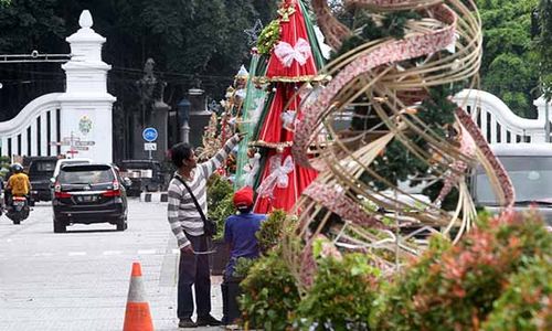 Meriahkan Natal, Kawasan Balai Kota Solo Dihias Pohon Natal & Lampion