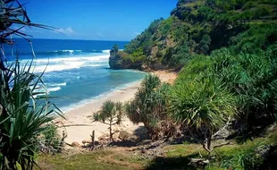 Menikmati Pesona Pantai Puyangan Wonogiri dengan Pasir Putih